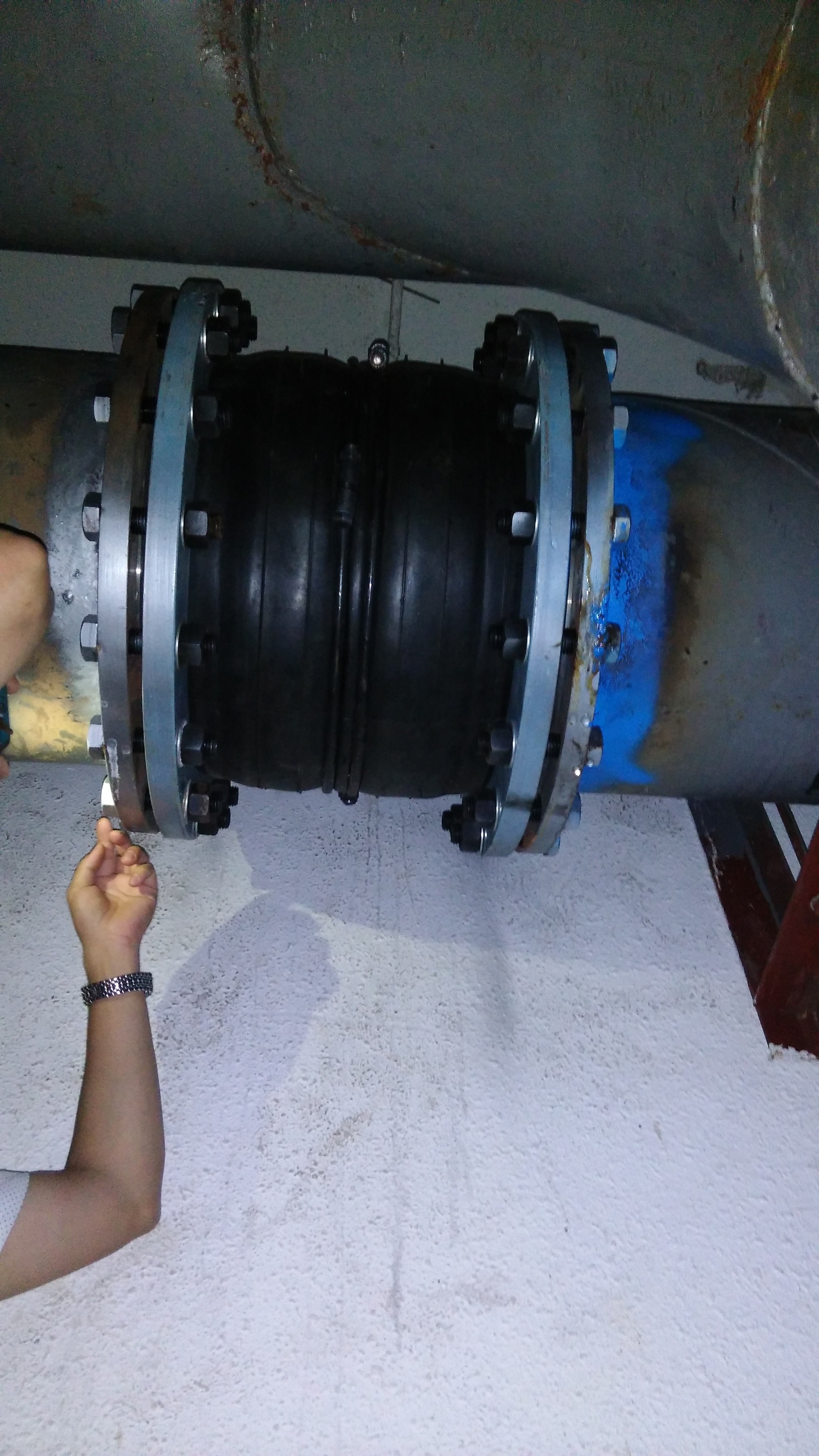 水管减振双球软连接安装实例